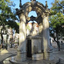 変わった形の噴水