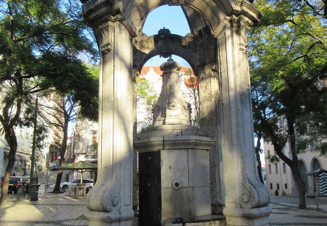 カルモ教会の前にある広場