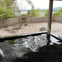 本館の露天風呂。加茂湖が見えます。