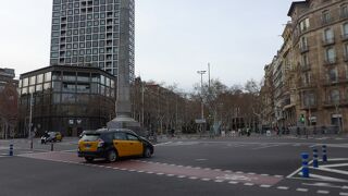 バルセロナのメインストリートでガウディ建築や歩道面はガウディデザインで幅が広いです!!