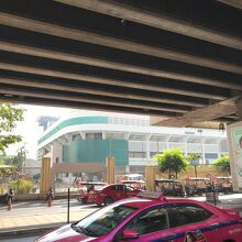 BTSが上に通っている道路