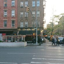 9th アベニューとウエスト 44th ストリートの交差点角