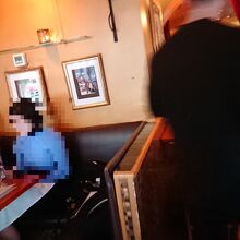 夕刻でしたが結構なお客さんで賑わってました。