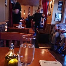 まわりの席は家族連れやカップルでした。