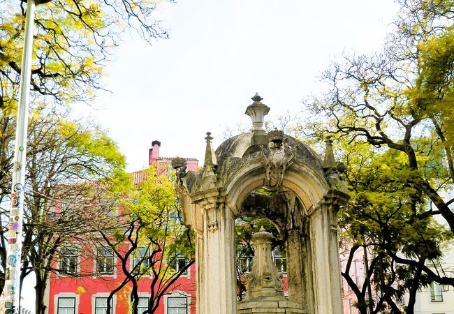 カルモ広場;中央には`カルモ噴水`が