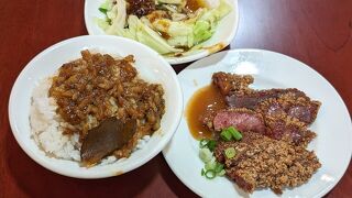 寧夏路夜市で魯肉飯