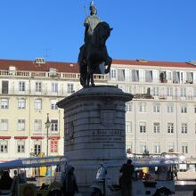 広場中央にジョアン1世の騎馬像