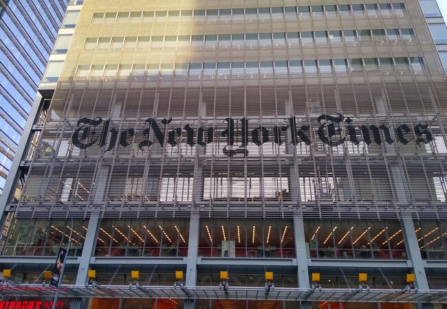 モダンなデザインのビル