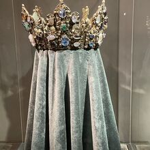 宝物館に展示された王冠