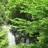 大きな岩と清流に滝満喫