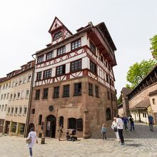 外観は木組みの家です