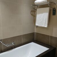 バスタブと別にウォークインシャワーがあるバスルーム。