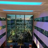 夕焼けの時刻辺りからホテル内も昼間と違った雰囲気にかわる。