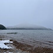 ハート型の島が浮かぶ湖。トロナドール山へのツアーの途中で訪れます