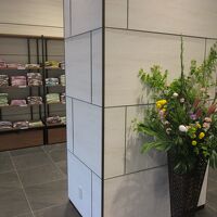 1階エレベータ前。生花の飾りと、奥に色が選べる浴衣コーナー