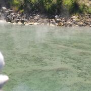 みどり色に見える温泉