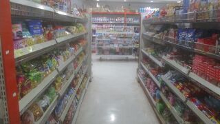 商品をぎっしりと詰めて積み上げています