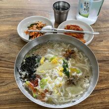 駅前のカルグクス屋さんにて