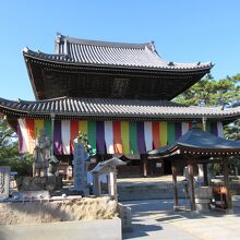 本堂にあたる金堂は国の重要文化財