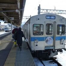 １番線ホームのデハ７０００系電車