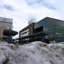 駅前の片隅に廃雪溜