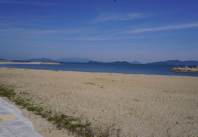 人工ビーチのように美しい砂浜