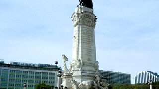 ポンバル侯爵広場;ロータリーの真ん中に`ポンバル侯爵像`