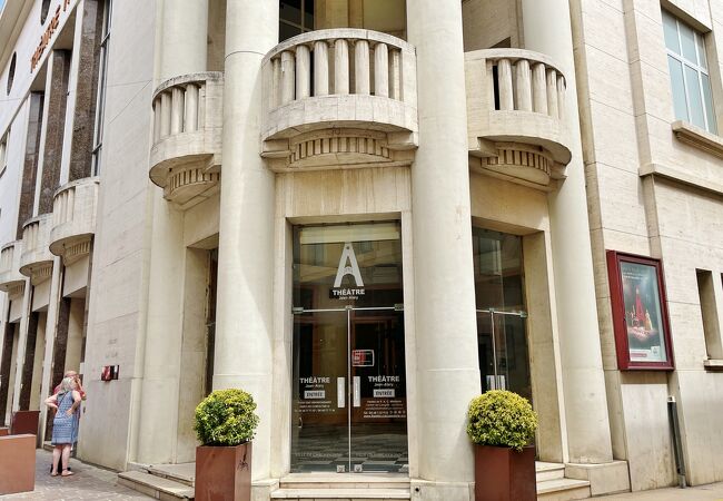 ジーン アラリー シアター