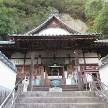 岩に張り付くようにしてある本堂
