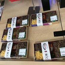 私はこのあか牛のお弁当・夫は山菜弁当に決定