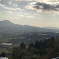 広くは無いですが眼下に阿蘇の市街地や田園風景・遠望に阿蘇山が見えます