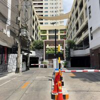 ソイ33の左手にホテル発見、突き当りの階段をハァハァ昇ると…