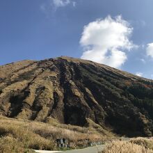 地図上で見ると「往生岳」かな？米塚の反対側。物凄い岩肌でした
