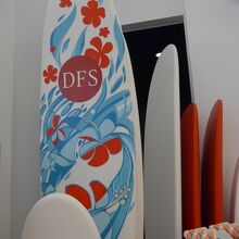 サーフボードに「DFS」の文字、ハワイらしいですね