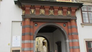 赤と黒が印象的なスイス門