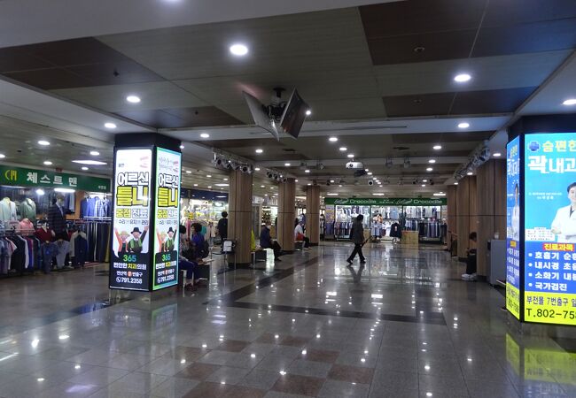 ロッテ地下ショッピングモール (西面)