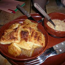 シナモン入りのリンゴ酒とアップルパイ