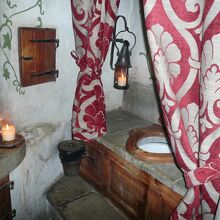 3階にある中世風のトイレも現役