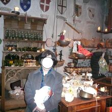 レストランに併設された隣の店はあれもこれも欲しいと思わせた