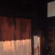 彦根藩の中級武士の武家屋敷があった場所に残る長屋門