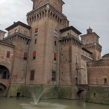 バス通り側からの外観です