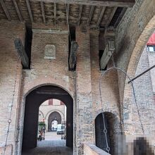 入口の跳ね橋。でかい