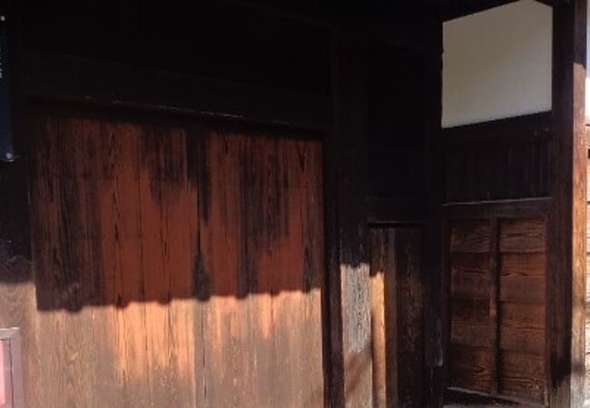 彦根藩の中級武士の武家屋敷があった場所に残る長屋門