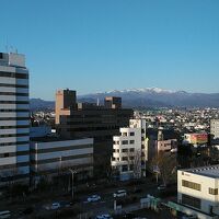 雪の残る吾妻連峰が見えます
