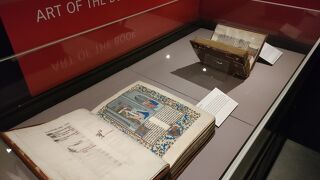 写本、素描、版画などがいつ行っても無料で楽しめる展示室がある施設