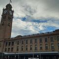 シドニーの中心駅。歴史ある建物と近代的に整備された駅機能が同居