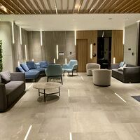 エントランス外のソファ