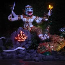 屋外の巨大なモニュメント