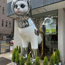 巨大な猫ちゃんがお出迎え