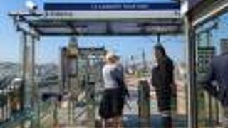 フニキュレルの駅とトラムの駅は地下でつながっている。